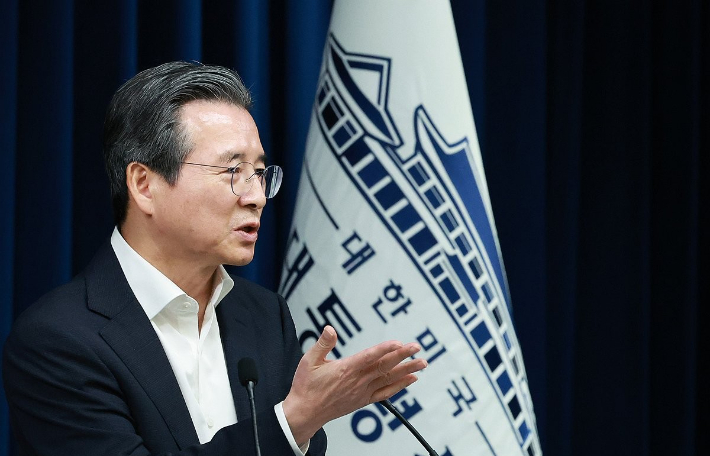 김용범 대통령실 정책실장이 31일 서울 용산 대통령실 청사에서 한미 관세 협상 타결 관련 브리핑 뒤 취재진의 질문에 답하고 있다. 연합뉴스