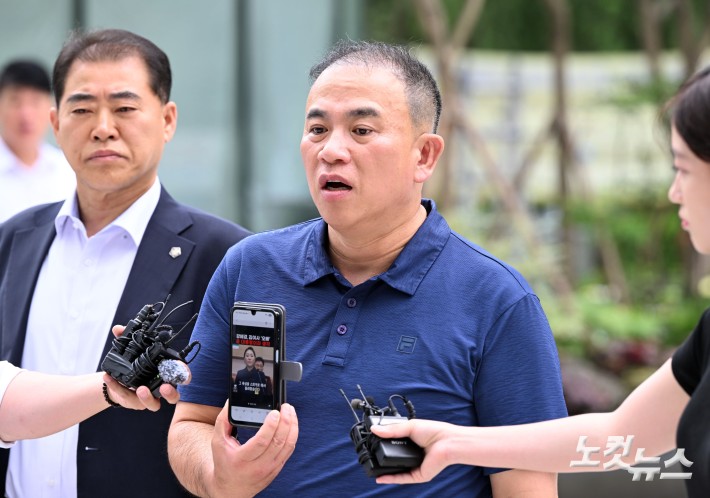 스마트폰 꺼낸 명태균 "저도 진실이 궁금"