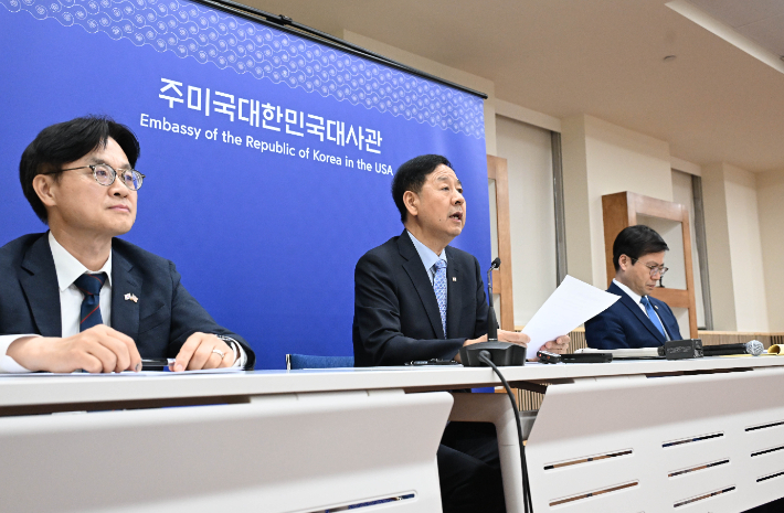 구윤철 경제부총리 겸 기획재정부 장관이 30일(현지시간) 미국 워싱턴DC 주미한국대사관에서 열린 '한-미 통상협의 결과브리핑'에서 발표문을 낭독하고 있다. 왼쪽부터 김정관 산업통상자원부 장관, 구윤철 부총리, 여한구 통상교섭본부장. 연합뉴스