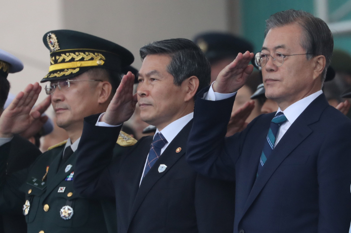 경례하는 문재인 전 대통령(오른쪽부터)과 정경두 전 국방부 장관, 서욱 전 국방부 장관. 연합뉴스