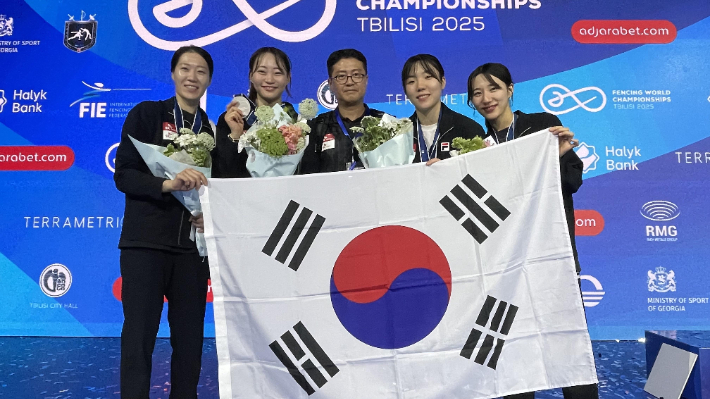 세계선수권대회 여자 사브르 단체전에서 은메달을 획득한 서지연(사진 맨 왼쪽부터), 최세빈, 이국현 코치, 전하영, 김정미. 대한펜싱협회 제공.
