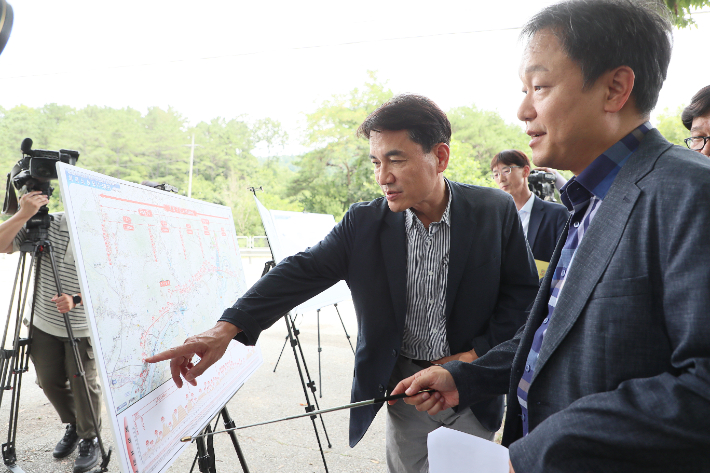 30일 김진태 강원도지사가 제2경춘국도 공사예정지에서 원주지방국토관리청 관계자들과 현장 간담회를 열었다. 강원도 제공 