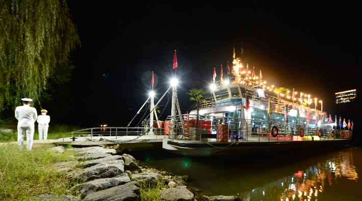 춘천 남이섬이 여름을 맞아 준비한 선셋 크루즈펍. 남이섬 제공 