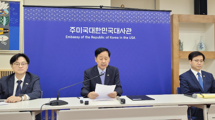 김정관 산업통상자원부 장관(왼쪽부터), 구윤철 경제부총리, 여한구 통상교섭본부장 등 한국 측 협상 대표단이 30일(현지시간) 워싱턴 DC의 주미대사관에서 한미 무역협상 타결에 대해 브리핑하고 있다. 연합뉴스