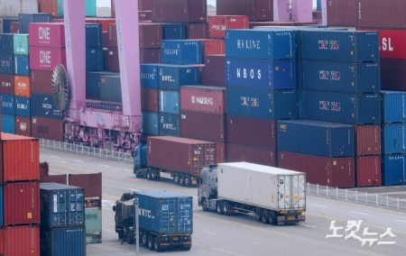 한국이 미국과 관세 협상을 타결한 31일 인천 연수구 인천신항에 컨테이너들이 쌓여 있다.도널드 트럼프 미국 대통령은 한국이 미국에 3천500억달러(약 487조원)를 투자하는 등의 조건으로 한국에 대한 상호관세를 기존 25%에서 15%로 낮추기로 했다고 30일(현지시간) 밝혔다. 이어 "추가로 한국은 1천억달러 상당의 액화천연가스(LNG)나 기타 에너지 제품을 구매하고, 한국의 투자 목적을 위해 큰 액수의 돈을 투자한다는 데 합의했다"고 밝혔다. 또한