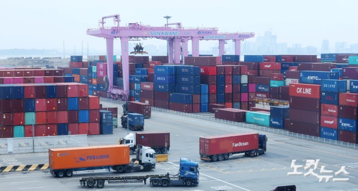 한국이 미국과 관세 협상을 타결한 31일 인천 연수구 인천신항에 컨테이너들이 쌓여 있다.도널드 트럼프 미국 대통령은 한국이 미국에 3천500억달러(약 487조원)를 투자하는 등의 조건으로 한국에 대한 상호관세를 기존 25%에서 15%로 낮추기로 했다고 30일(현지시간) 밝혔다. 이어 "추가로 한국은 1천억달러 상당의 액화천연가스(LNG)나 기타 에너지 제품을 구매하고, 한국의 투자 목적을 위해 큰 액수의 돈을 투자한다는 데 합의했다"고 밝혔다. 또한