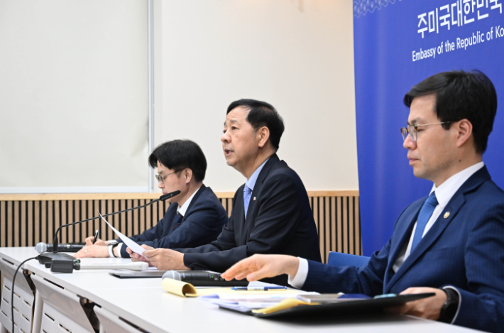 구윤철 경제부총리 겸 기획재정부 장관이 30일(현지시간) 미국 워싱턴DC 주미한국대사관에서 열린 '한-미 통상협의 결과브리핑'에서 발표문을 낭독하고 있다. 왼쪽부터 김정관 산업통상자원부 장관, 구윤철 부총리, 여한구 통상교섭본부장. 연합뉴스