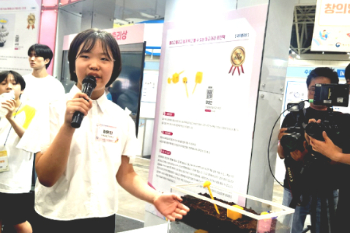 국무총리사 수상자인 장윤진 학생이 작품설명을 하고 있다. 경남교육청 제공