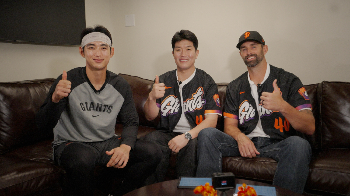 MLB 샌프란시스코 이정후(왼쪽부터)를 미국 현지에서 만난 김병현, 니퍼트가 기념 촬영한 모습. MLB