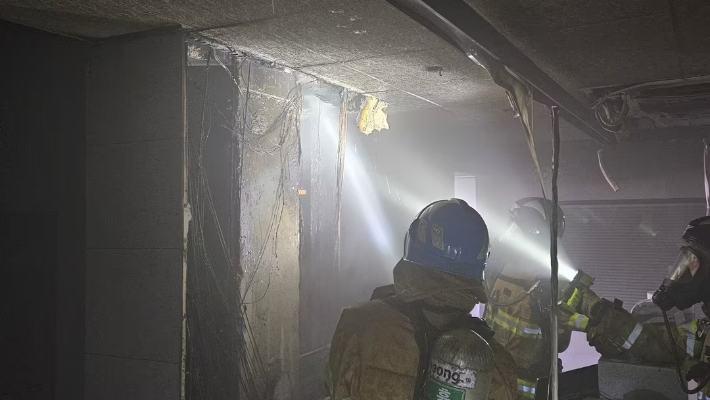31일 오전 8시쯤 광주 북구 용봉동의 한 고시원에서 불이나 소방당국이 화재를 진화하고 있다. 광주 북부소방서 제공
