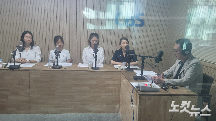 왼쪽부터 박효정 학부모, 엄지인 학생, 성숙진 강사, 원영미 장학사, 김종현 앵커. 충북CBS