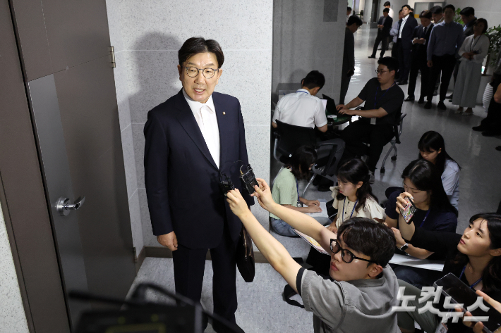민주당 강릉 "권성동 통일교 불법 정치자금 의혹 밝혀야"…권 "전혀 사실 아냐"