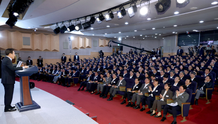 31일 정부서울청사에서 열린 이재명 대통령의 고위공직자 특별 강연에서 장관 등 참석 공직자들이 박수치고 있다. 연합뉴스