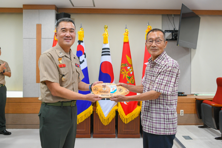 해병대 교육훈련단에서 31일 열린 해병 1319기 수료식에 내빈으로 참석한 병115기 유영유 옹이 부대로부터 감사패를 수여받고 있다. 해병대교육훈련단 제공