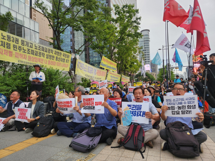 시민사회단체들은 지난 30일부터 한미 통상협상 종료까지 주한 미국대사관 인근에서 밤샘 농성을 진행했다. 연합뉴스