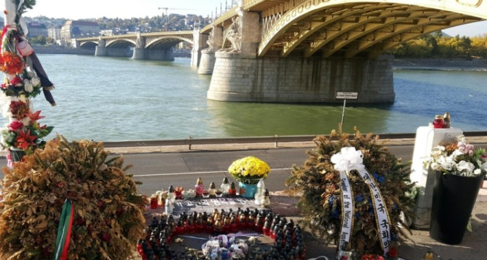 헝가리 부다페스트 머르기트 다리 밑에 마련된 유람선 참사 추모 공간. 연합뉴스