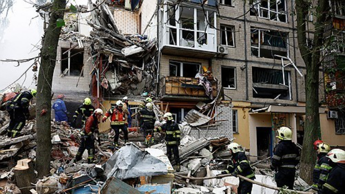 31일(현지시간) 러시아 공습으로 무너진 우크라이나 키이우의 건물. 연합뉴스