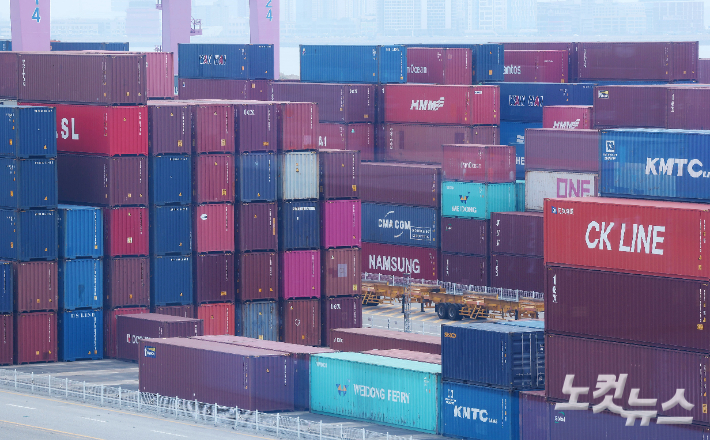 한국이 미국과 관세 협상을 타결한 31일 인천 연수구 인천신항에 컨테이너들이 쌓여 있다. 류영주 기자