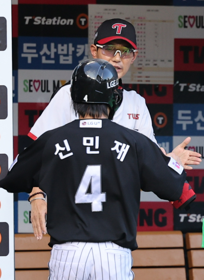 염경엽 감독 "신민재, LG의 주전을 넘어 리그 톱클래스로 성장 중"