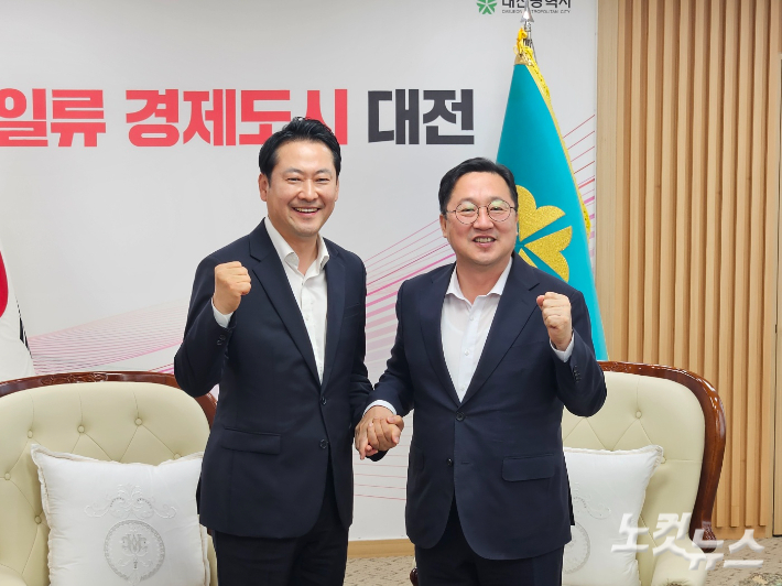 국민의힘 당대표 선거에 출마한 장동혁 의원(충남 보령서천)과 이장우 대전시장(오른쪽)이 기념촬영을 하고 있다. 인상준 기자