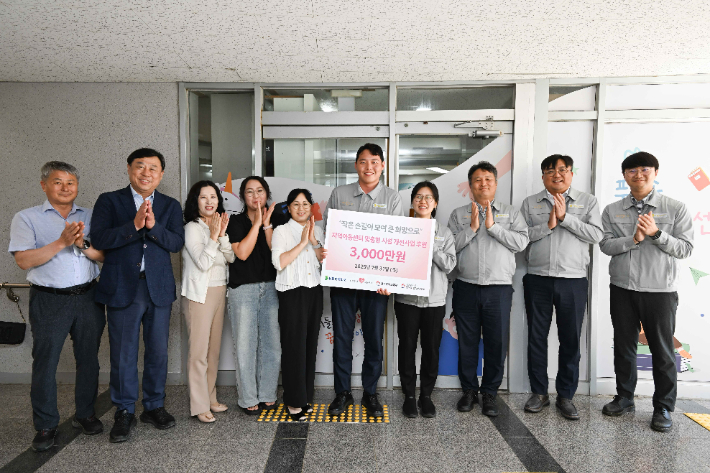 HD현대1%나눔재단과 HD현대미포는 31일 울산 동구 푸른솔지역아동센터에서 지역아동센터 시설개선 지원금 3천만 원 전달식을 가졌다. HD현대미포 제공 