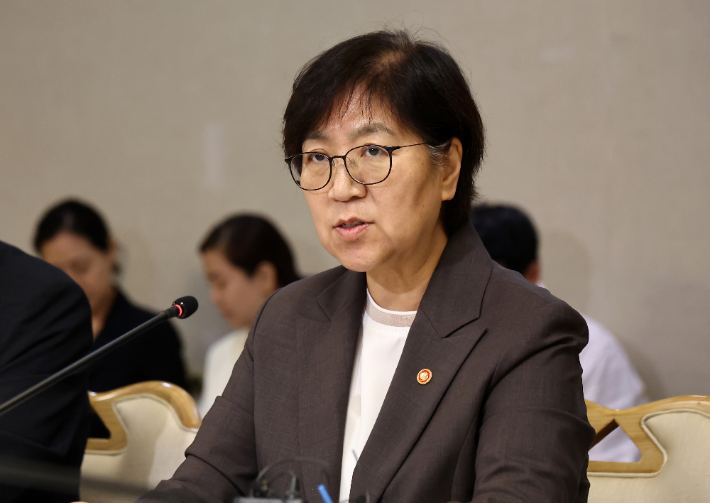 정은경 보건복지부 장관이 31일 정부서울청사에서 열린 77차 중앙생활보장위원회에서 발언하고 있다. 연합뉴스