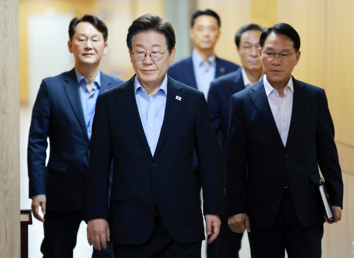 이재명 대통령이 31일 서울 용산 대통령실 청사에서 열린 6차  수석·보좌관 회의에 입장하고 있다. 연합뉴스