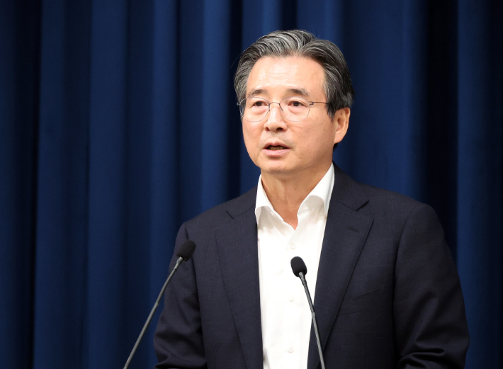 김용범 정책실장이 31일 용산 대통령실 기자회견장에서 한국형 차세대 전력망 관련 브리핑을 하고 있다. 연합뉴스