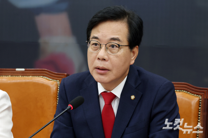국민의힘 송언석 비상대책위원장 겸 원내대표가 31일 서울 여의도 국회에서 열린 비상대책위원회의에서 발언을 하고 있다. 윤창원 기자