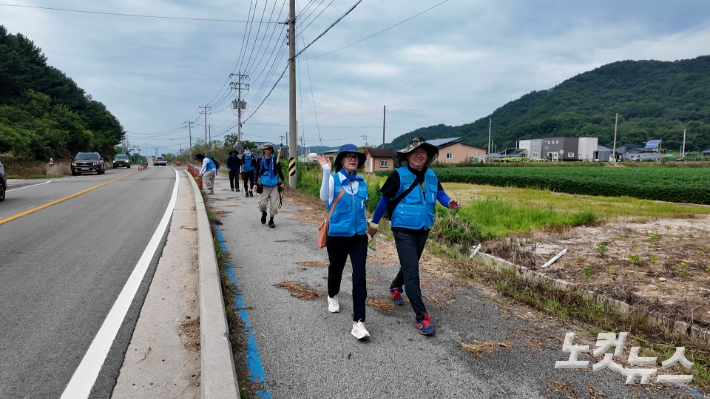 지난달 31일 걷고 있는 2025 통일걷기 일행들. 박수연 크리에이터