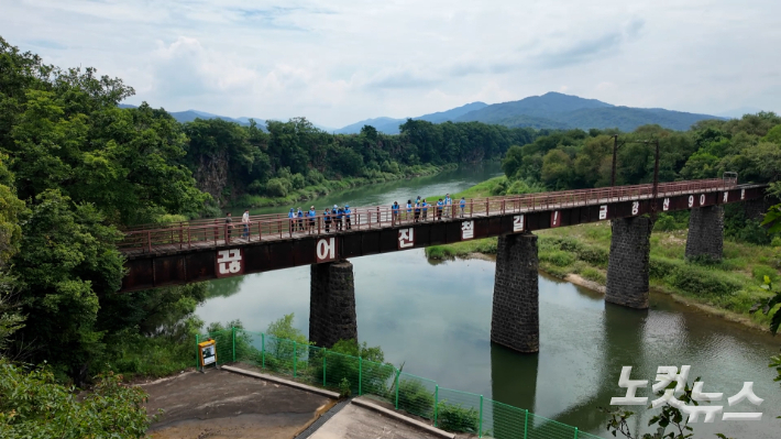 과거 금강산으로 향했던 끊어진 철길 위를 통일걷기 참가자들이 둘러보고 있다. 박수연 크리에이터