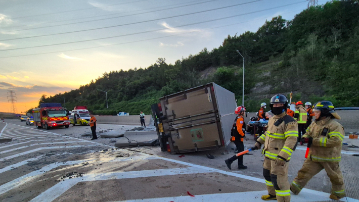 지난 31일 오후 6시 50분쯤 전남 담양군 담양읍 고창담양고속도로에서 적재물 추락 사고가 발생했다. 담양소방서 제공