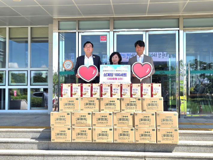 왼쪽부터 농협중앙회 보성군지부 박정학 지부장, 보성군 이미애 사회복지과장, NH농협금융노조 전남본부 차상훈 위원장. 보성군 제공