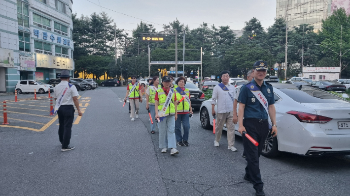 나광현 왕조지구대장(우측)이 앞장서 캠페인을 진행하고 있다. 순천경찰서 제공 
