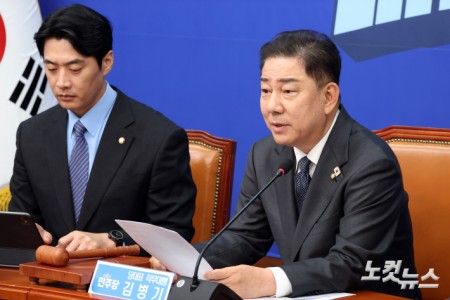 더불어민주당 김병기 당대표 직무대행 겸 원내대표가 1일 서울 여의도 국회에서 열린 최고위원회의에서 발언을 하고 있다.