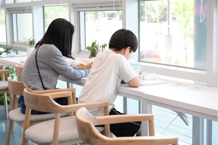 북카페를 이용하는 가족. 경남교육청 제공