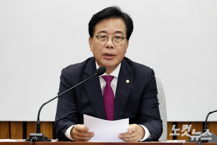 국민의힘 송언석 비상대책위원장 겸 원내대표가 1일 서울 여의도 국회에서 열린 원내대책회의에서 발언을 하고 있다. 윤창원 기자