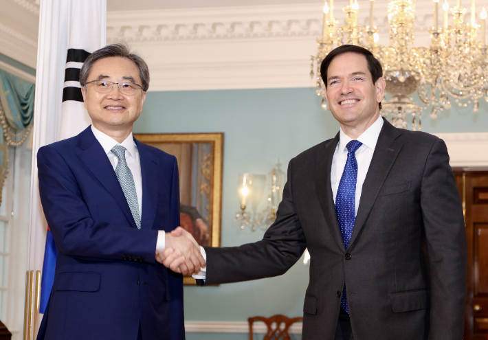 조현 외교부 장관이 31일(현지시간) 미국 워싱턴DC 국무부에서 마코 루비오 국무부 장관과 악수하고 있다. 연합뉴스