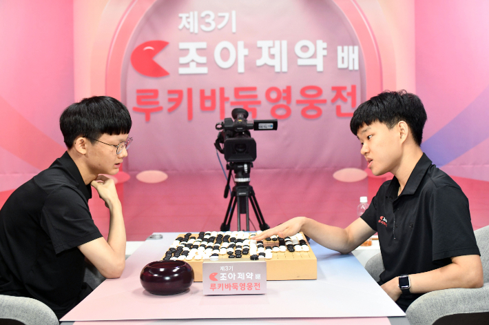 대국 후 복기장면. 조상연 4단 vs 김승진 6단(사진 오른쪽). 한국기원 제공