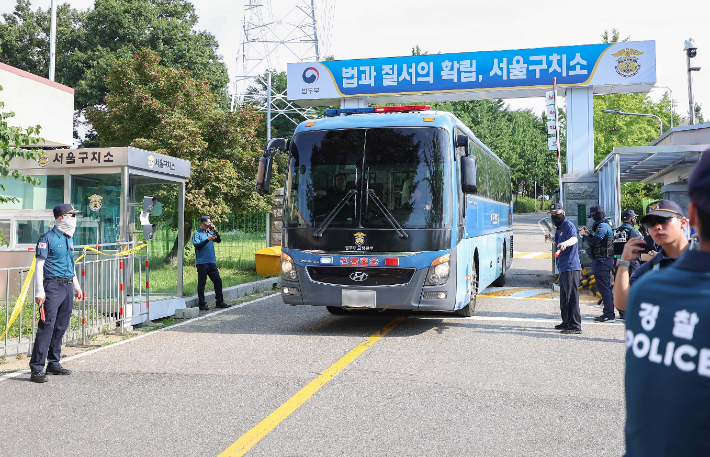 김건희 특검, '2시간 대치' 만에 尹 체포영장 집행 무산