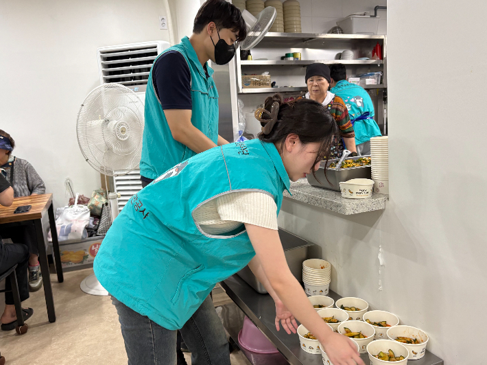 부산항만공사 직원들이 동삼종합사회복지관에서 어르신들에게 나눌 콩국수를 정성껏 준비하고 있다. 부산항만공사 제공