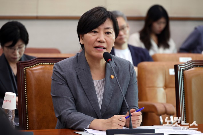 1일 서울 여의도 국회에서 열린 법제사법위원회 전체회의에서 송미령 농림축산식품부 장관이 의원 질의에 답변을 하고 있다.