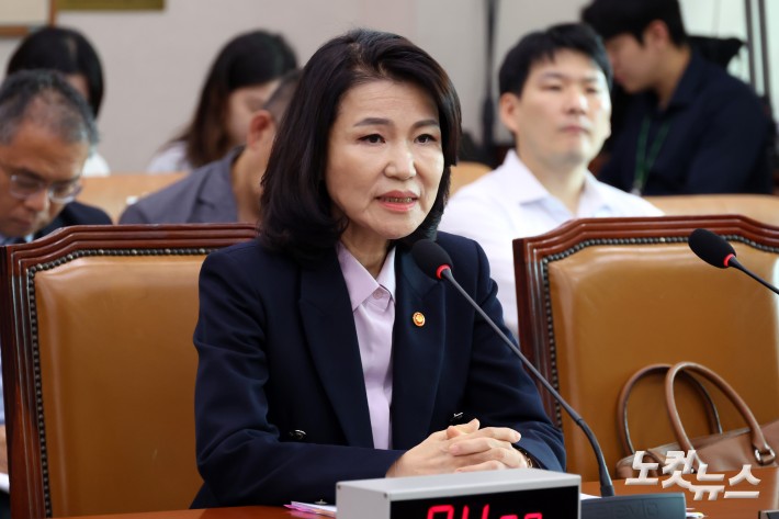 1일 서울 여의도 국회에서 열린 법제사법위원회 전체회의에서 이진숙 방송통신위원장이 의원 질의에 답변을 하고 있다.