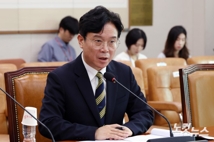 1일 서울 여의도 국회에서 열린 법제사법위원회 전체회의에서 김영훈 고용노동부 장관이 의원 질의에 답변을 하고 있다.