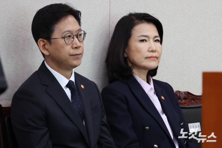 1일 서울 여의도 국회에서 열린 법제사법위원회 전체회의에 배경훈 과학기술정보통신부 장관과 이진숙 방송통신위원장 출석하고 있다.