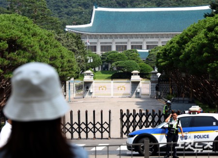 청와대 관람 오늘부터 전면 중단…대통령 집무실 이전 준비