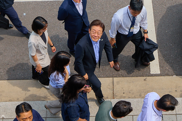 대통령실은 이재명 대통령이 지난달 31일 서울 용산 대통령실 인근 식당에서 점심식사 뒤 참모진과 이동하는 모습을 1일 SNS에 공개했다. 대통령실 제공