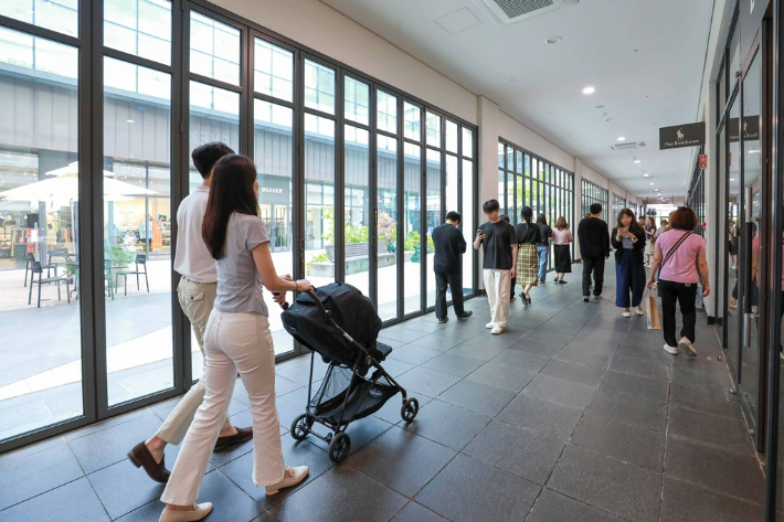 현대프리미엄아울렛 송도점 폴딩도어. 현대백화점그룹 제공