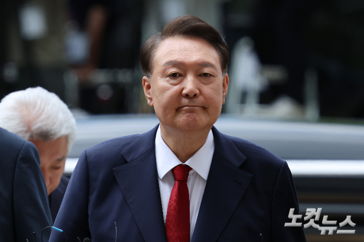 [속보]특검 "尹 수의 안 입고 바닥에 누워 체포영장 거부"
