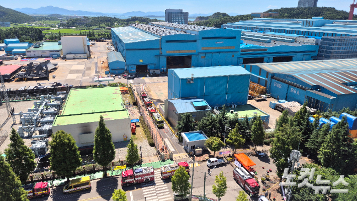 지난 7월 28일 밤 11시 20분쯤 전남 영암군 HD현대삼호 지하 변전소(좌측 녹색 건물)에서 불이 나 소방당국이 진화작업을 진행했다. 한아름 기자